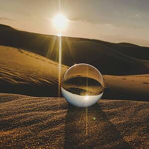 Glaskugel auf einer Sanddüne