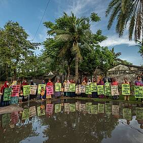 Frauen in Bangladesh, die für Klimagerechtigkeit demonstrieren